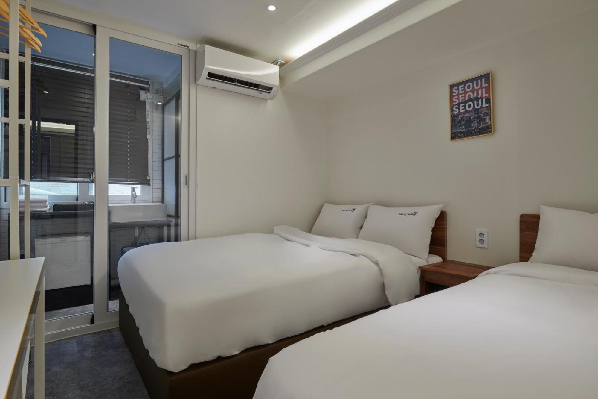 Eight Rest Hostel Myeongdong โซล ภายนอก รูปภาพ