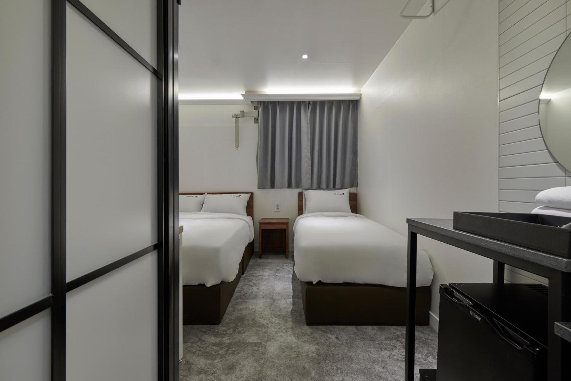 Eight Rest Hostel Myeongdong โซล ภายนอก รูปภาพ