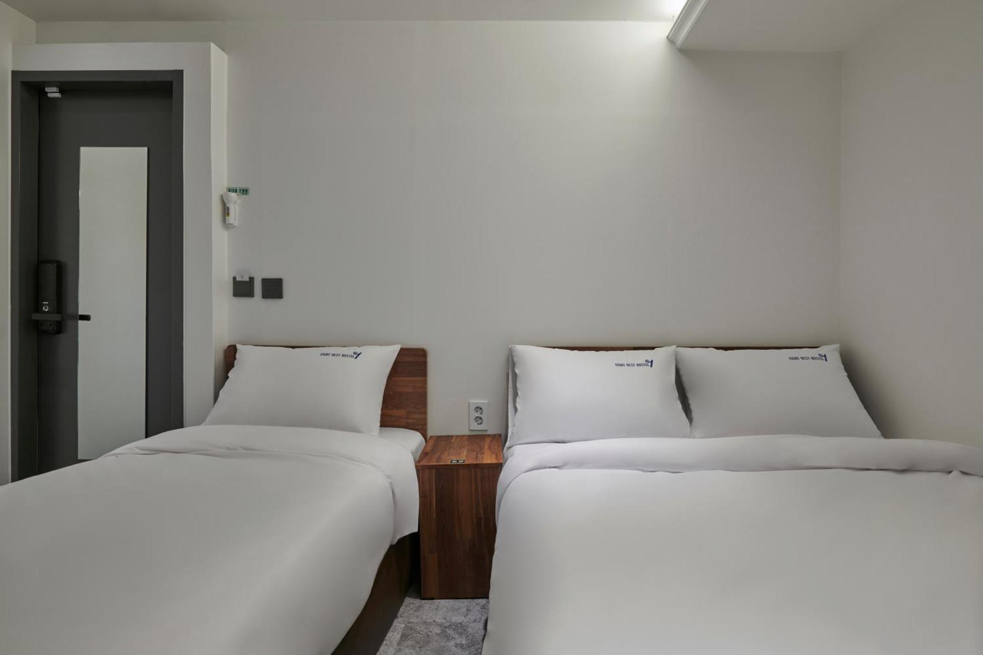 Eight Rest Hostel Myeongdong โซล ภายนอก รูปภาพ