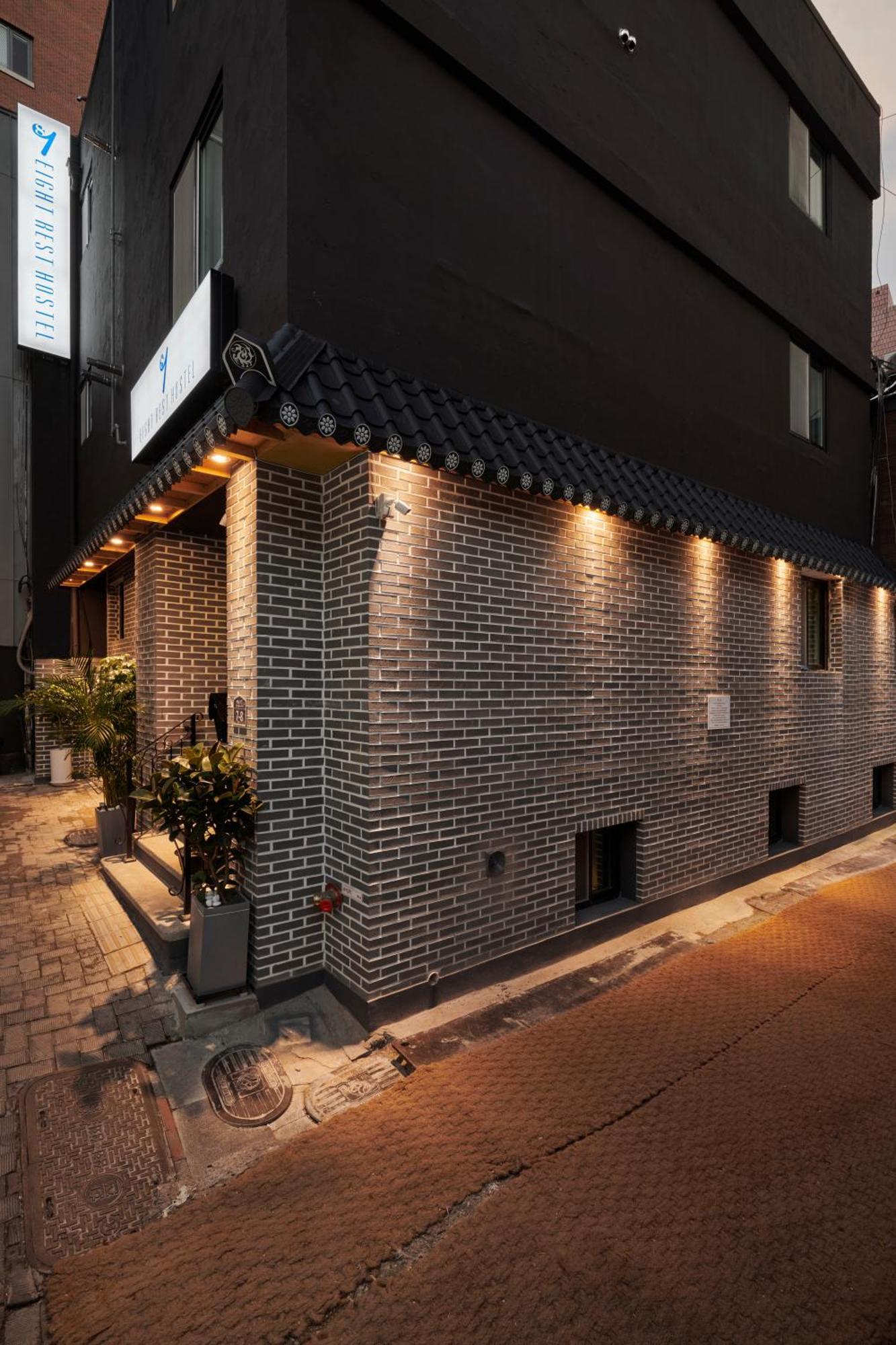Eight Rest Hostel Myeongdong โซล ภายนอก รูปภาพ